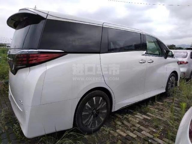 中规2024款 丰田埃尔法 双擎 2.5l 尊贵版
